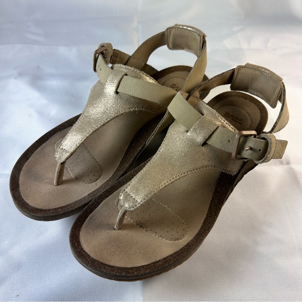Teva 3 Point Wedge Metallic Champagne Color Thongs Size 8